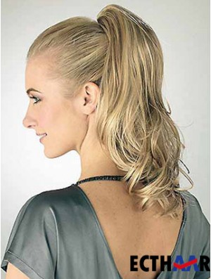 Große gewellte blonde Pferdeschwänze